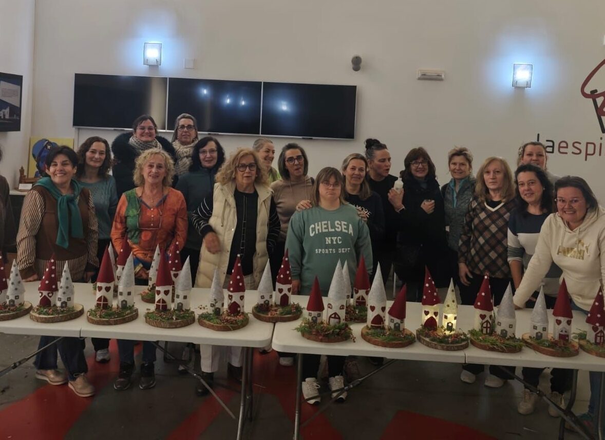Grupo de personas posando con manualidades navideñas.