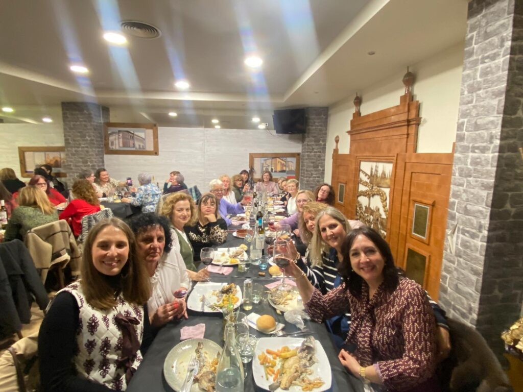 mujeres comiendo en la cena de santa agueda del casco historico de ejea