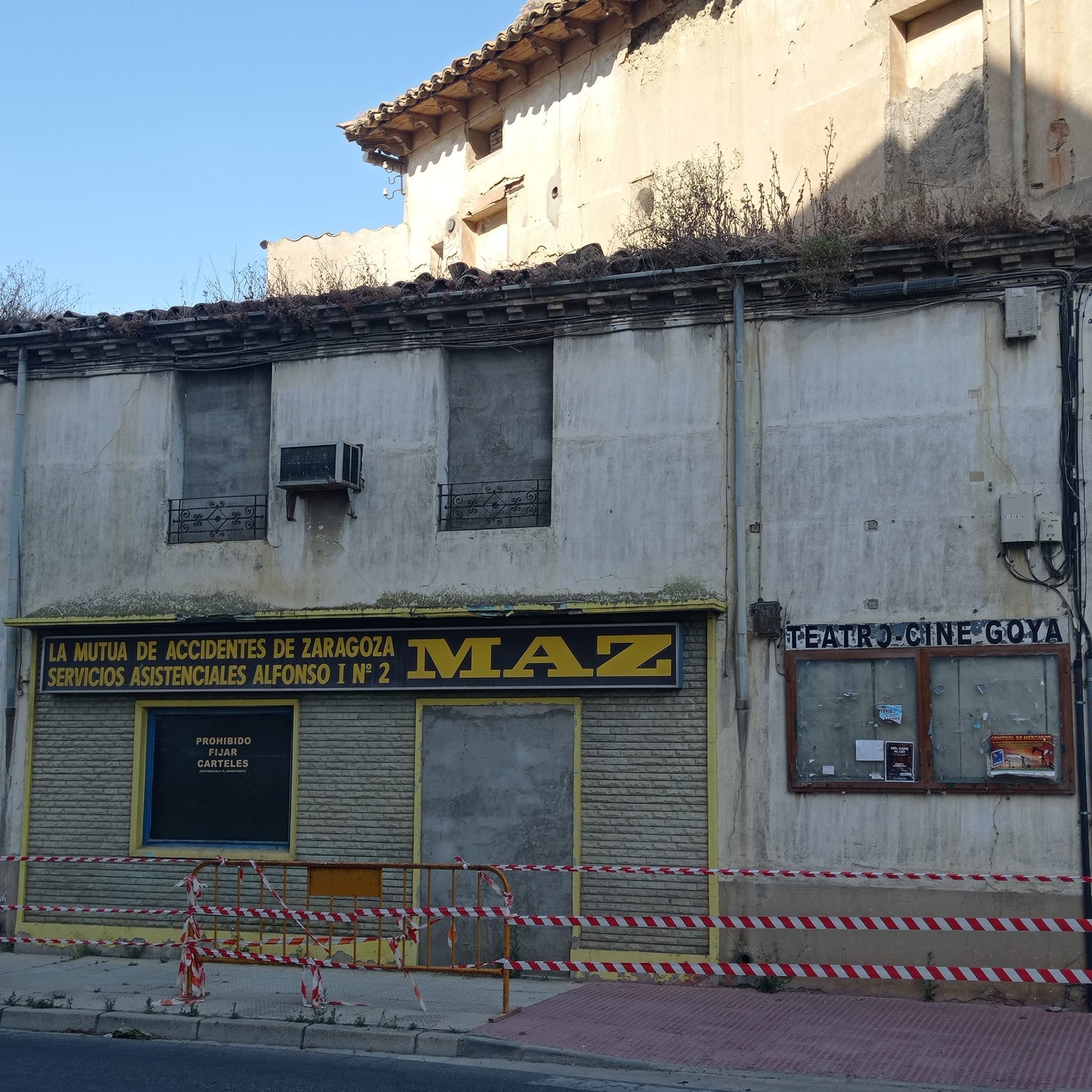 Casa Pujol junto al edificio donde se encontraba el rótulo histórico.