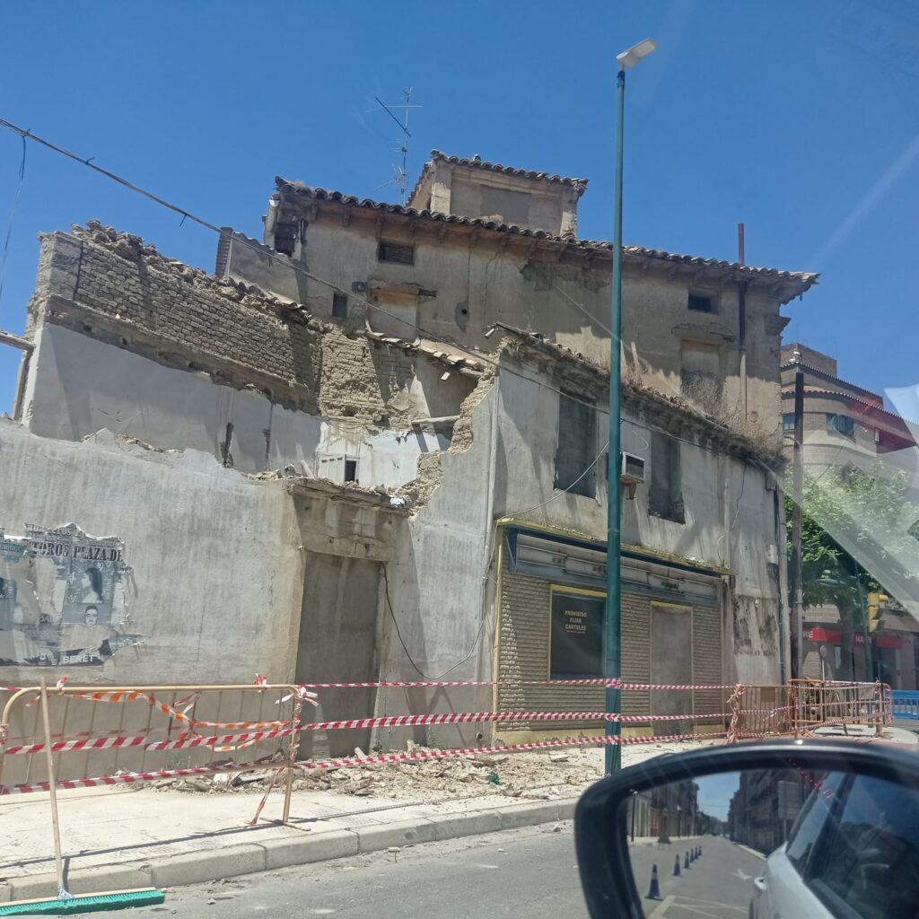 derribo del edificio de la avenida Joaquín Costa.