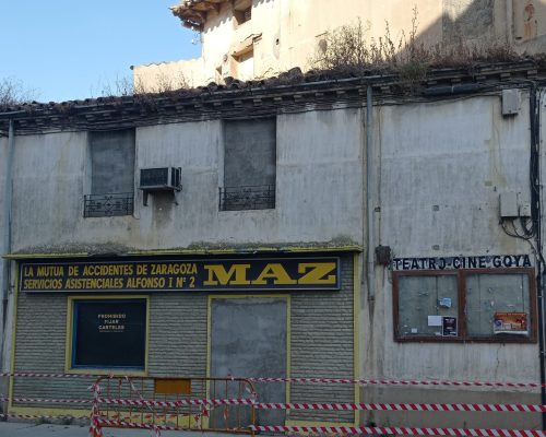 Casa Pujol junto al edificio donde se encontraba el rótulo histórico.