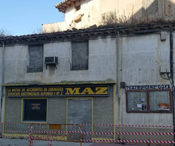Casa Pujol junto al edificio donde se encontraba el rótulo histórico.